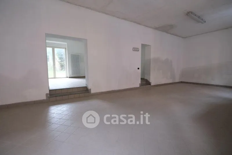 Toad - Commercial Space with Garden in Asti