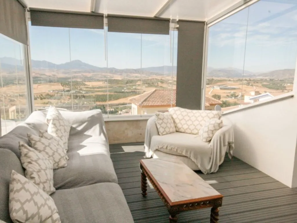 Terrace - Four-Bedroom Chalet with Pool near Coín