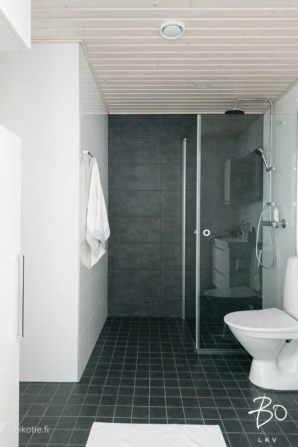Salles de bain - Modern Apartment with Balcony in Herttoniemi, Helsinki