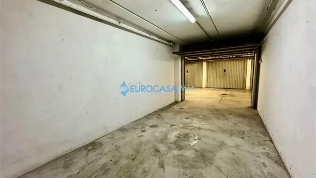 Garaaž - Spacious 2-Bedroom Apartment with Garage in Carpi