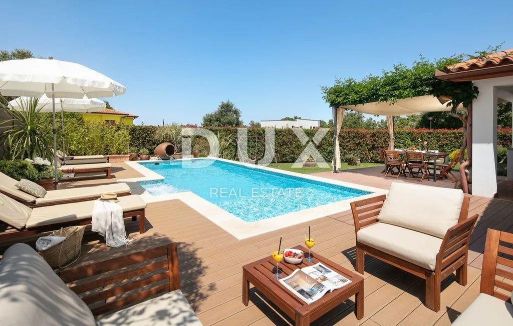 Piscine - High-Ground Villa with Heated Pool in Poreč