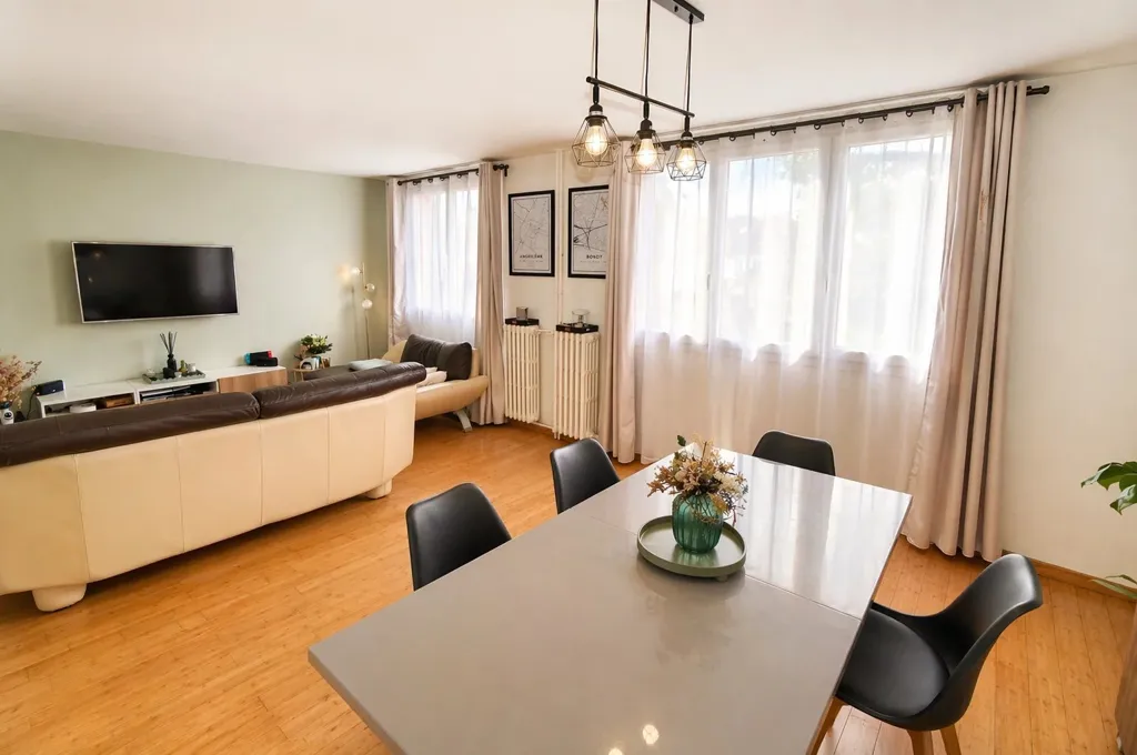 Söögituba - 3-Bedroom Flat with Balcony in Livry-Gargan
