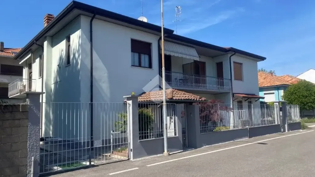 Välivaade - Bifamily Villa Portion with Balcony in Parabiago