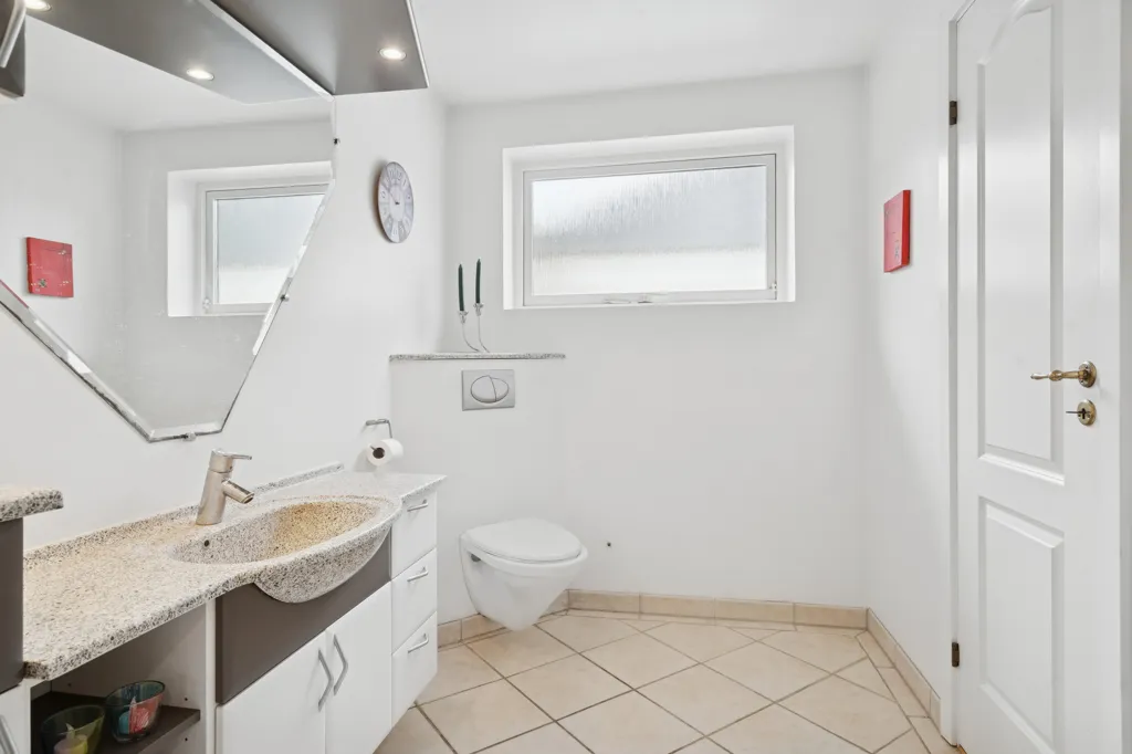 Salles de bain - Villa with South-Facing Garden in Odense