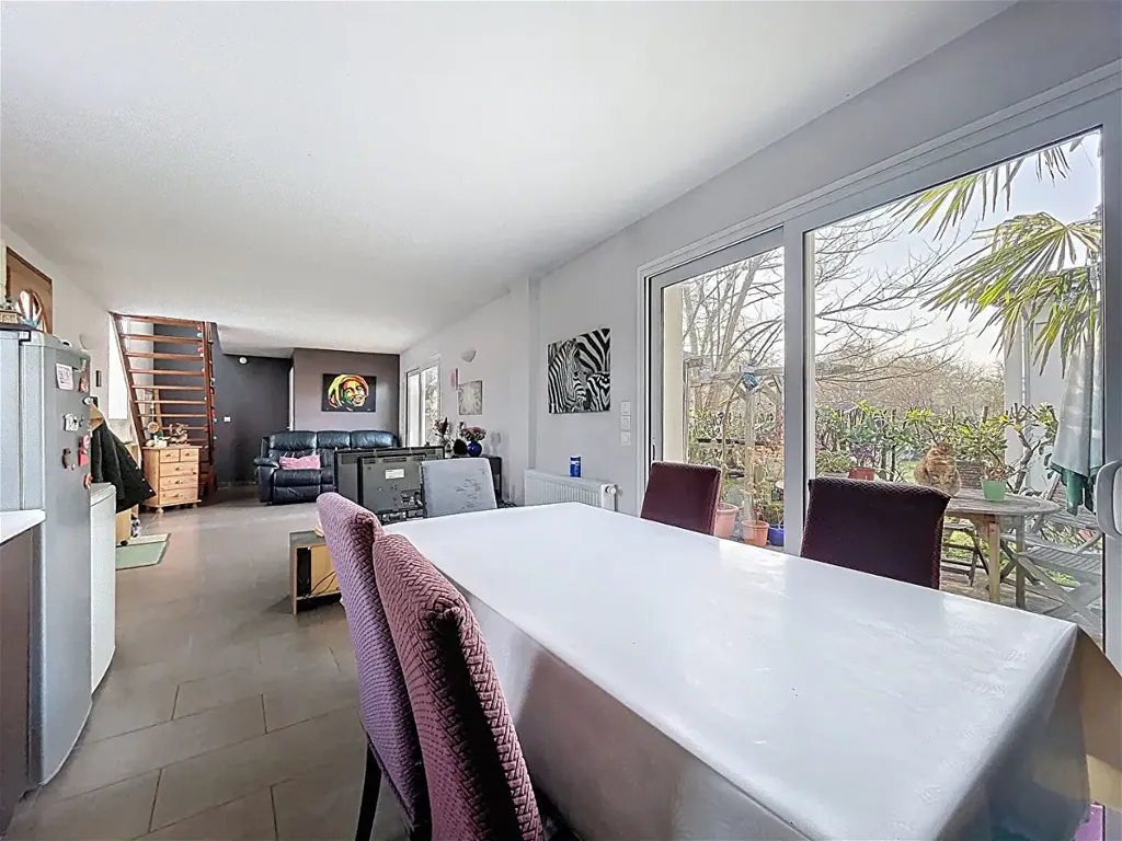 Salle à manger - Maison Récemment Construite avec Terrasse à Leognan