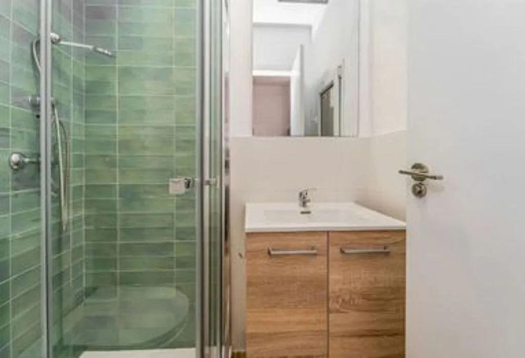 Bathrooms - Furnished Flat in Valladolid with Central Location