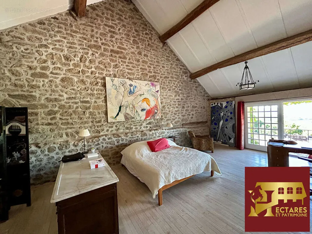 Magamistoad - Historic House with Dominant View in Burgundy