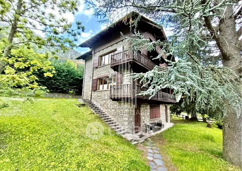 Välivaade - Historic Villa Apartment in Courmayeur Centre