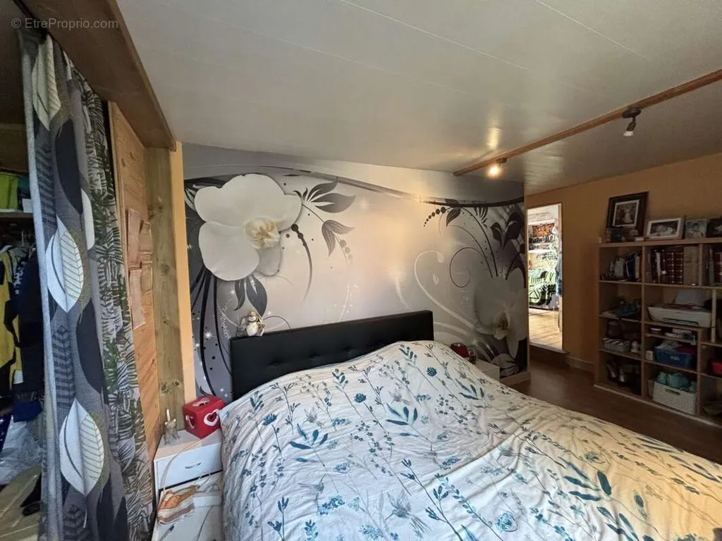 Chambres - Maison à Lanobre avec Deux Appartements et Jardin