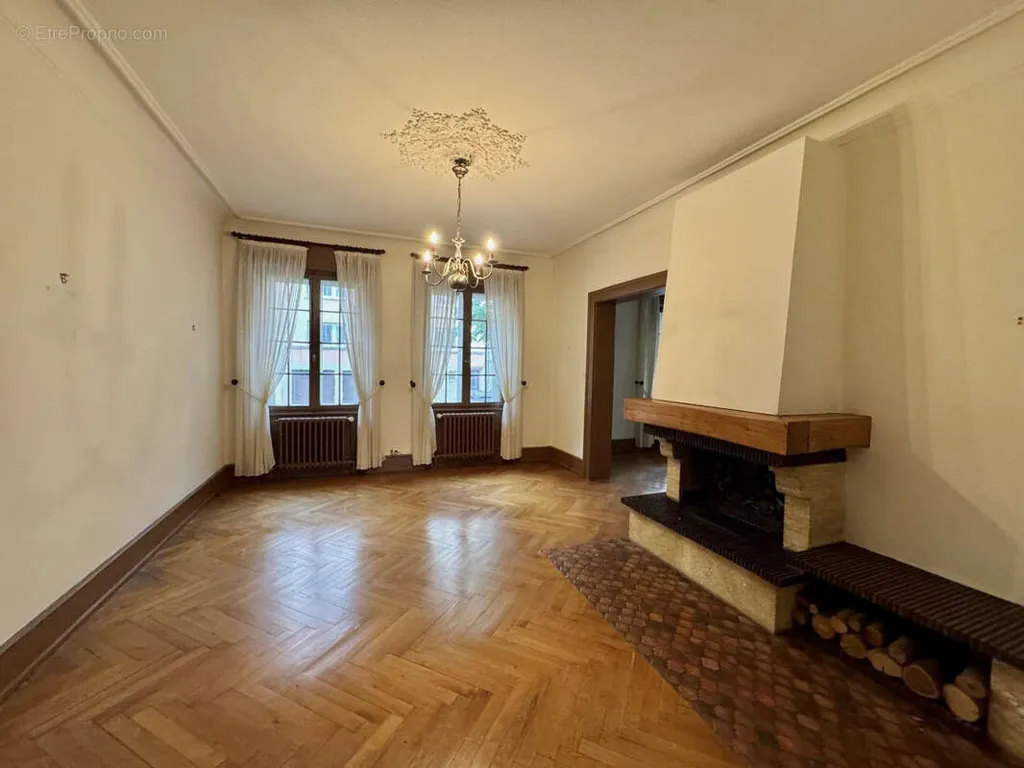 Elutuba - Four-Storey House with Terrace in Central Location