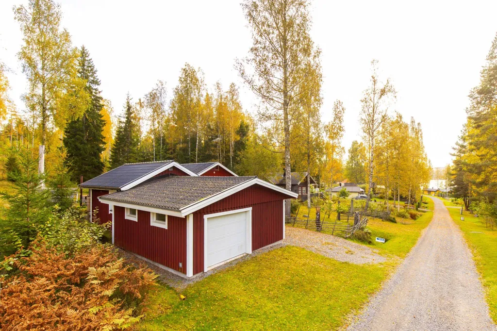 Õhuvaade - Charming Cottage with Lake View in Örebro