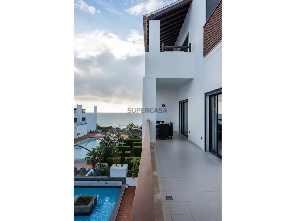Balcon - Two-Bedroom Apartment with Pool in Lagos