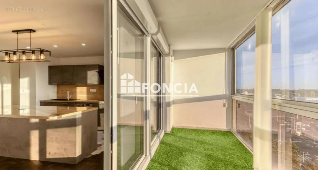 Séjour - Appartement Refait à Neuf avec Balcon à Sirocco