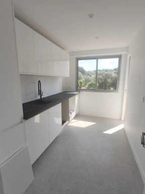 Cuisine - Appartement Refait à Neuf avec Garage à Proximité de l'Autoroute