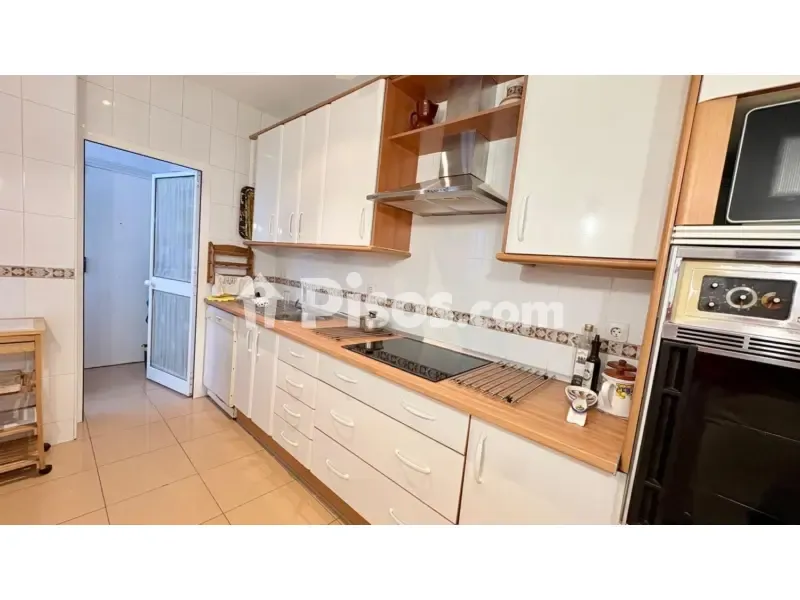 Kitchen - Spacious Apartment with Balcony in Calle Asunción
