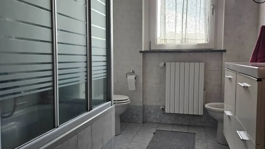 Salles de bain - Bifamiliare Villa with Pool in Oleggio