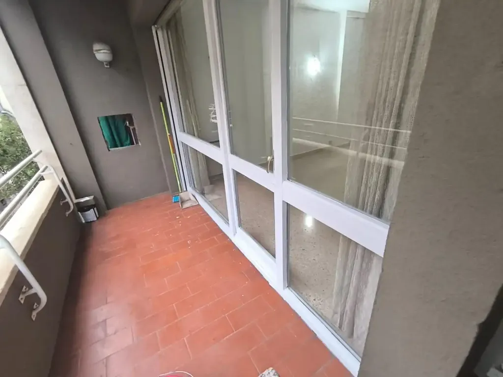 Balcony - Semi-Renovated Flat with Balcony in Via Sant Ignasi