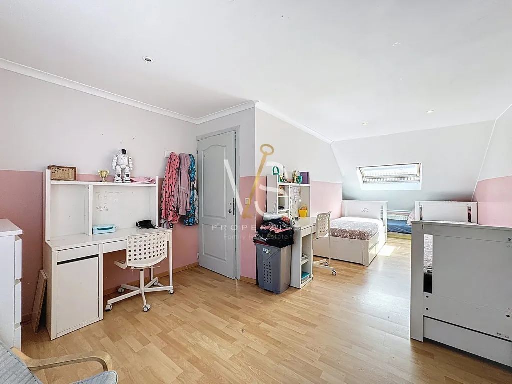 Chambres - Maison 5 Chambres avec Entrepôt à Anderlecht