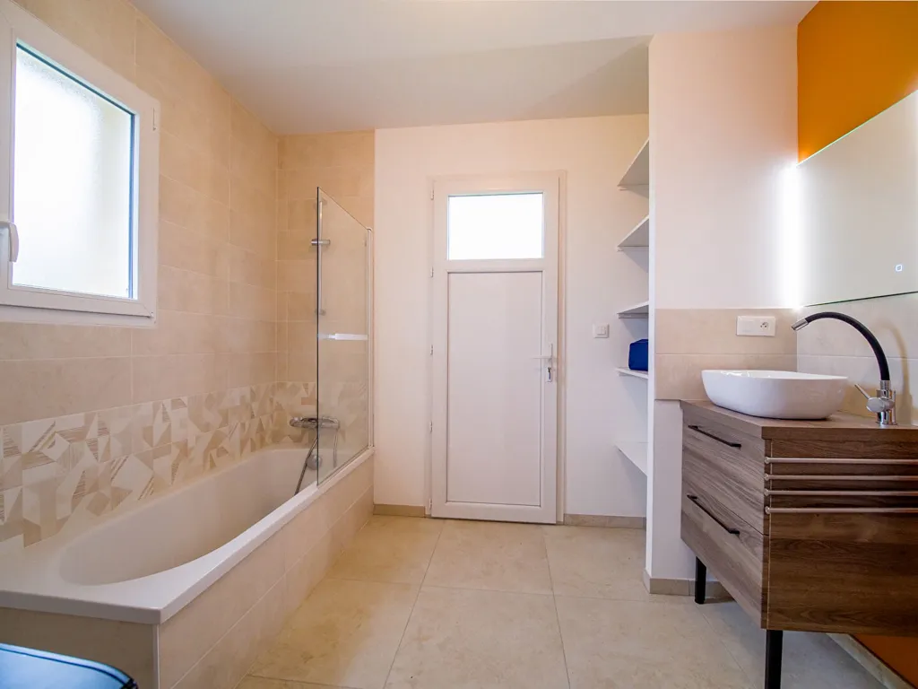 Salles de bain - Maison Contemporaine avec Vue Pyrénées à Geaune
