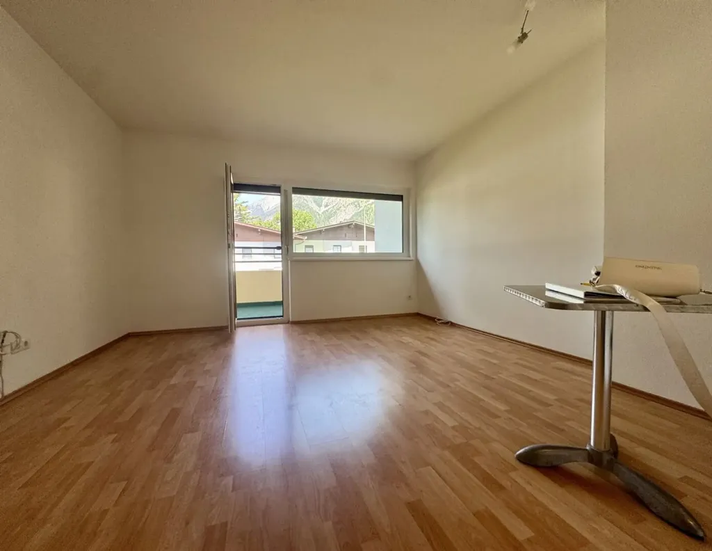 Pièces - 3-Bedroom Apartment with Balcony in Absam