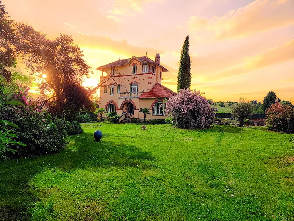 Aed - Art Deco House with Pool near Figeac