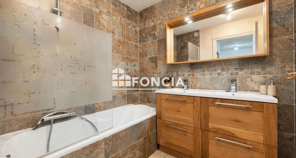 Salles de bain - Appartement 3 Pièces avec Vue Lac et Piscine