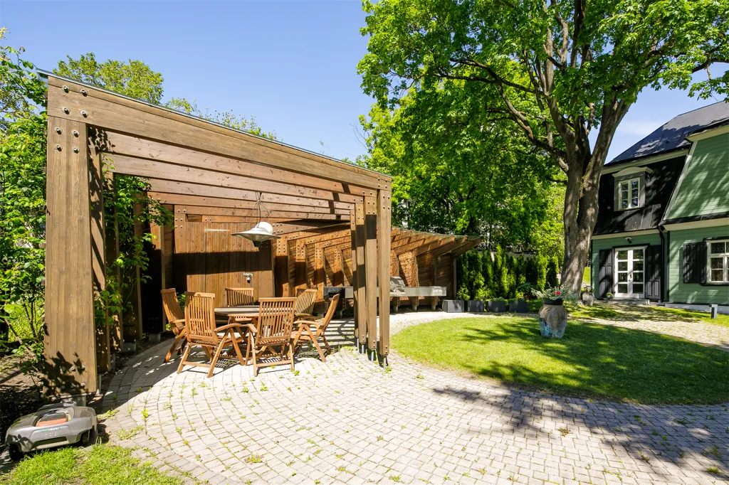 Garden - Historic Villa with Garden in Tallinn