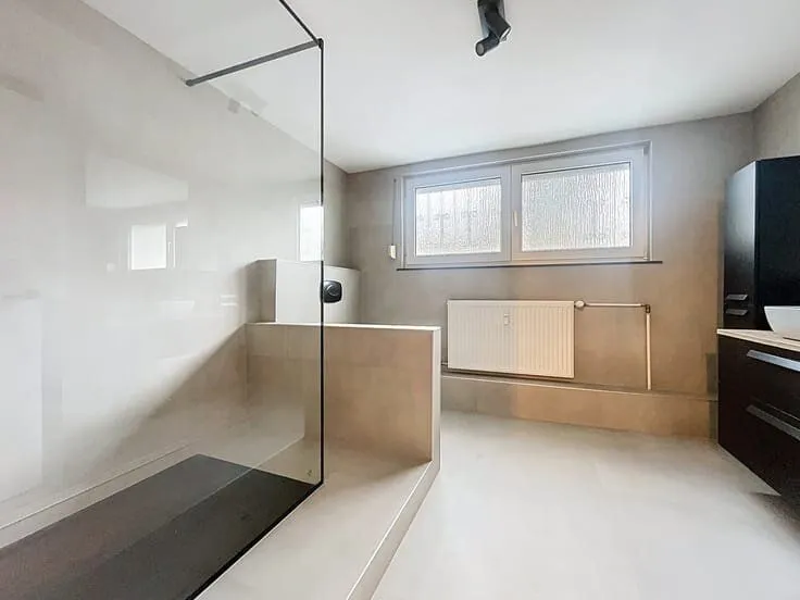 Salles de bain - Duplex Rénové avec Parking Gratuit à Perwez
