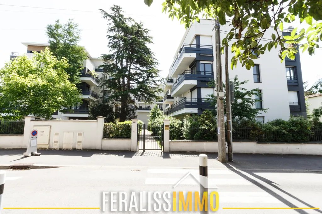 Exterior - Flat with Large Terrace in Sought-After Area