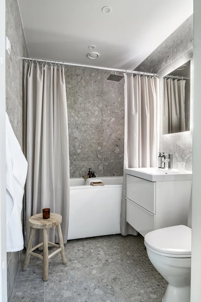 Bathrooms - Modern Bostadsrätt with Corner Location in Arboga