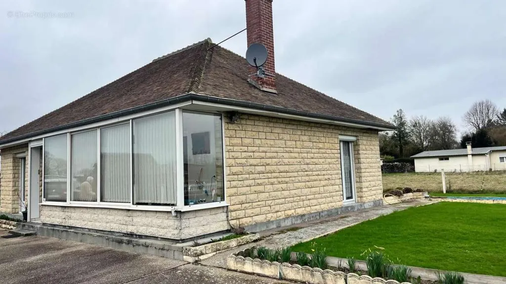 Extérieur - Maison de Plain-Pied avec Piscine Couverte à Thiberville