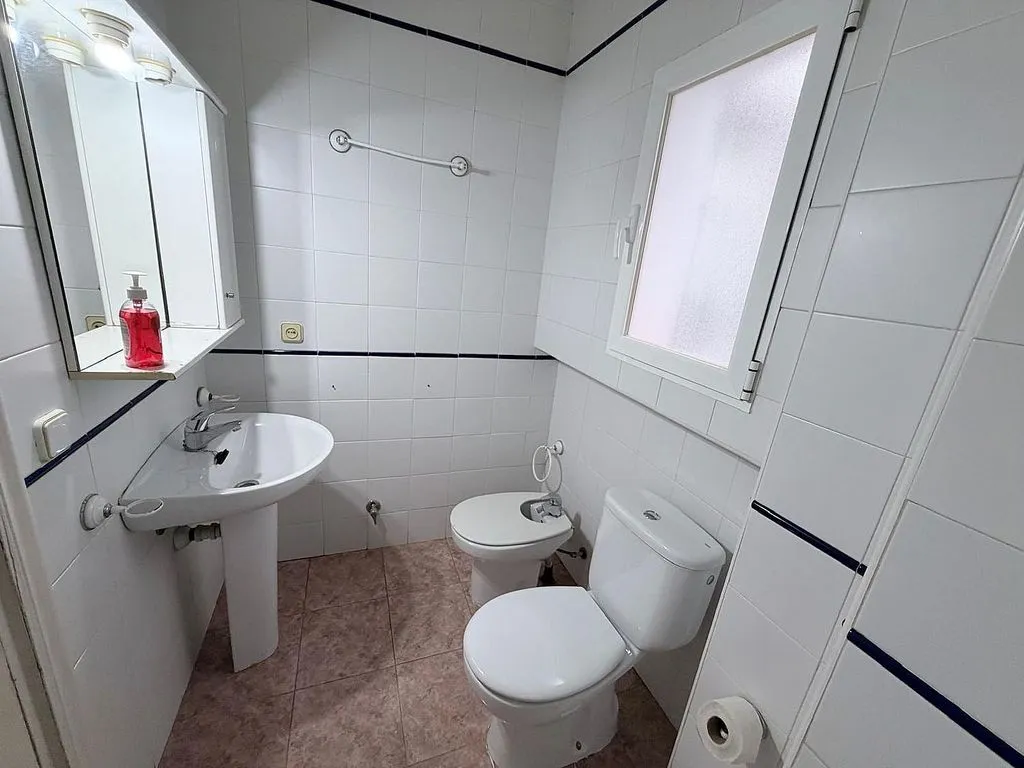 Bathrooms - Apartment with Climalit Windows in Reina Sofía