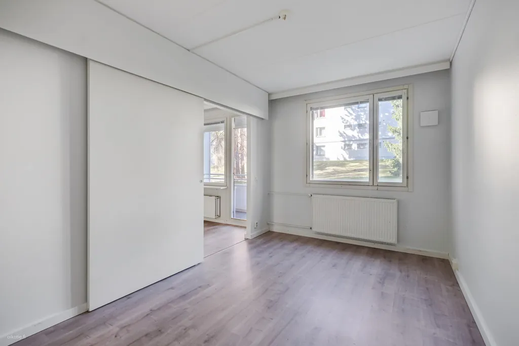 Pièces - 3-Bedroom Apartment with Balcony in Martinlaakso, Vantaa