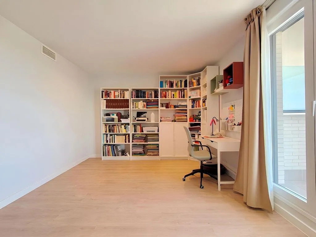 Bureau - Modern Apartment with Pool in Parquesol