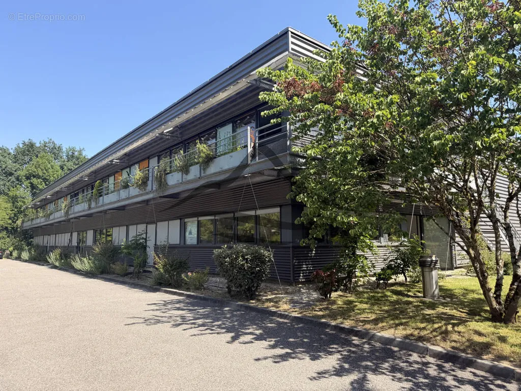 Välivaade - Commercial Space with Independent Entry in Méry