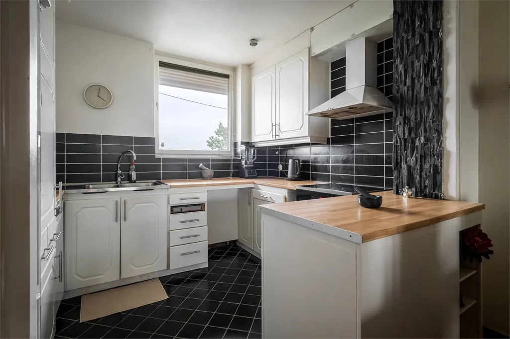 Kitchen - Apartment with Balcony on 4th Floor in Skogås