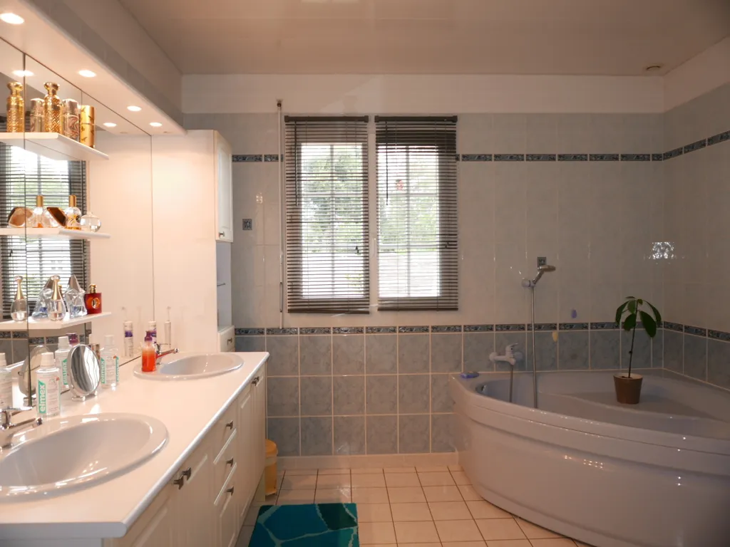 Salles de bain - Maison Confortable avec Terrasse à Mussidan