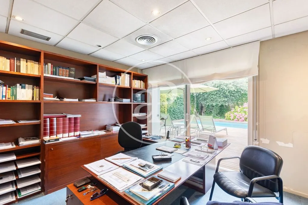 Bureau - Luxury Townhouse with Pool in Sabadell Centre