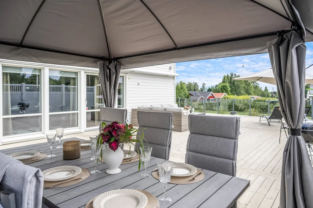 Terrasse - Contemporary Two-Storey House in Svärtinge