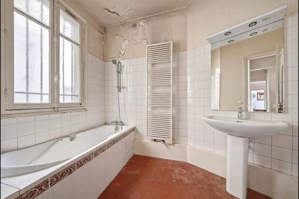 Bathrooms - Luxury Apartment in Haussmannian Building, Paris