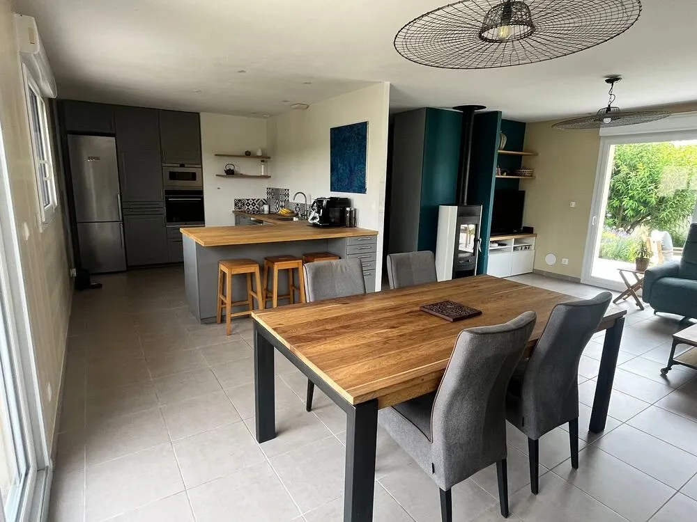 Salle à manger - Maison Plain-Pied avec Jardin et Garage à Proximité des Écoles