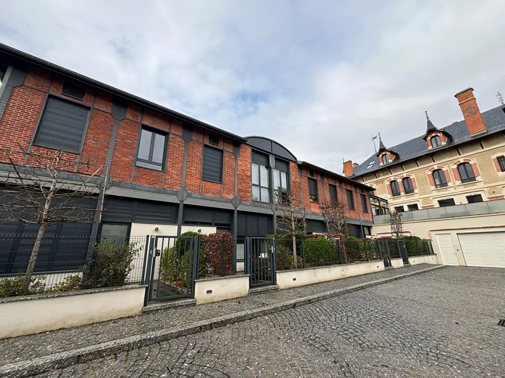 Exterior - Modern Duplex with Terrace in Sens Centre