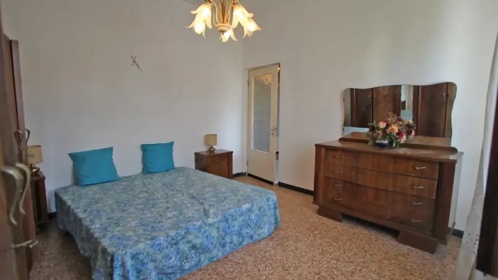 Chambres - Independent House with Roof Terrace in Fivizzano