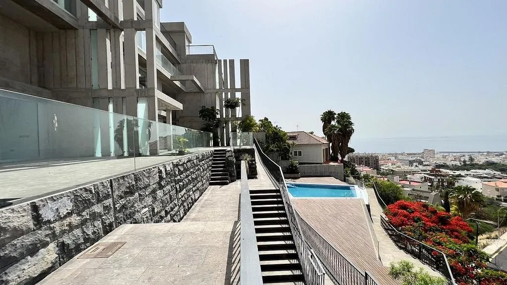 Piscine - Contemporary Townhouse with Pool in Ifara
