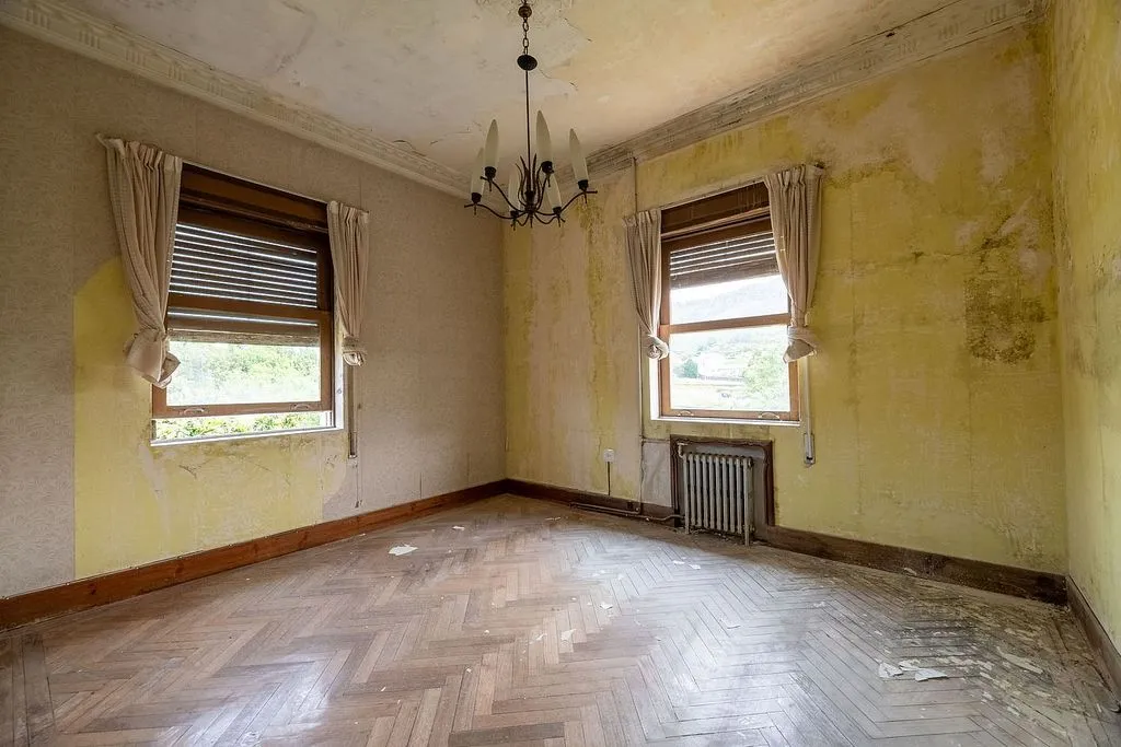 Toad - Chalet with Large Plot for Renovation in Narón