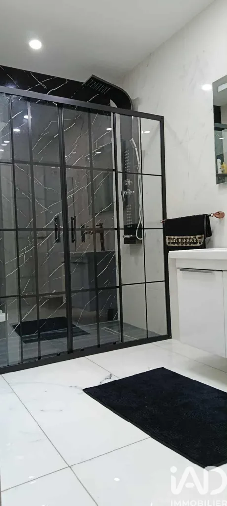 Salles de bain - Maison Récente avec Jardin à Sury-Le-Comtal