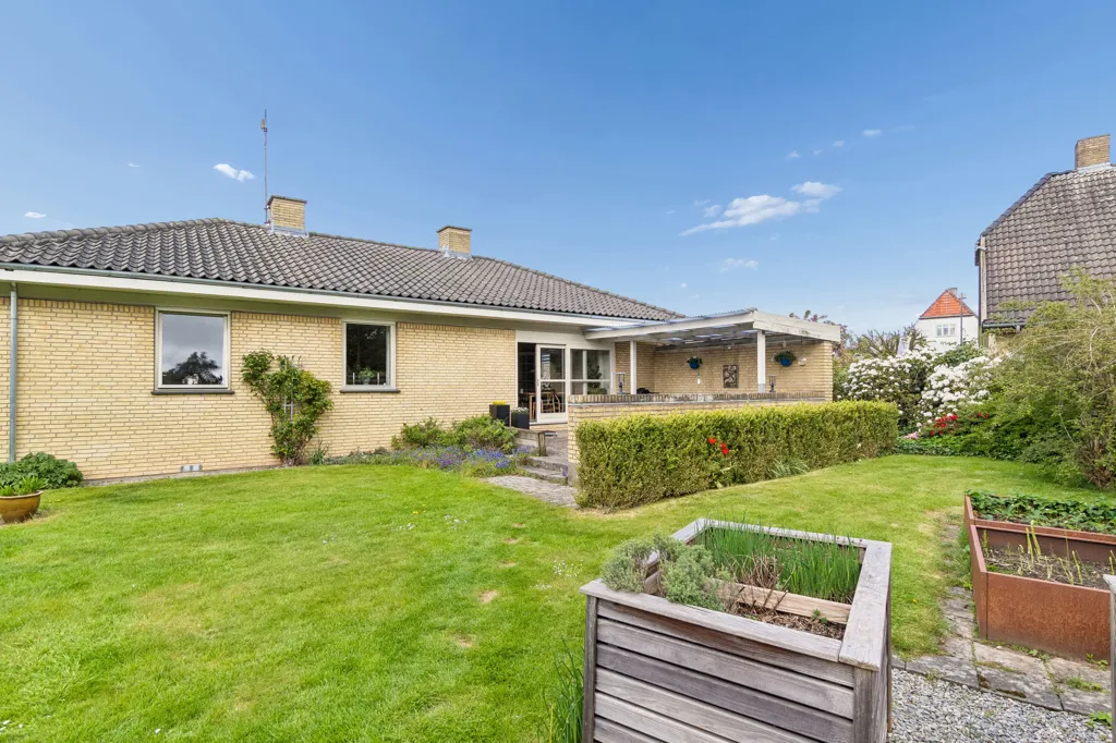 Jardin - Well-Maintained Villa with Garden in Herlev