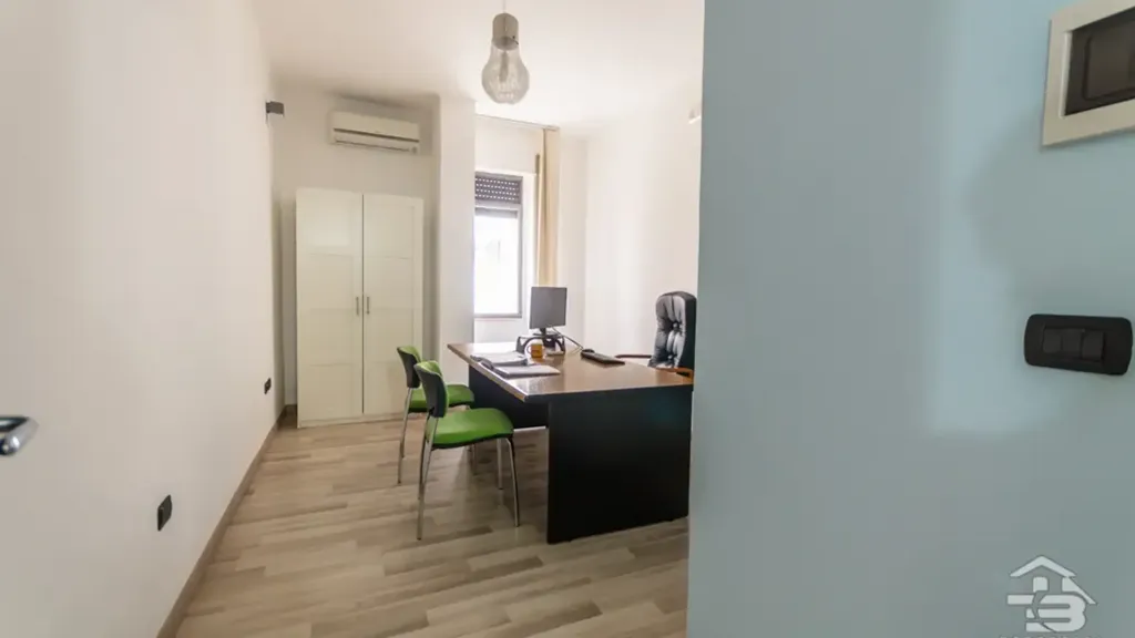 Bureau - 7-Room Apartment with Triple Exposure in Manfredonia