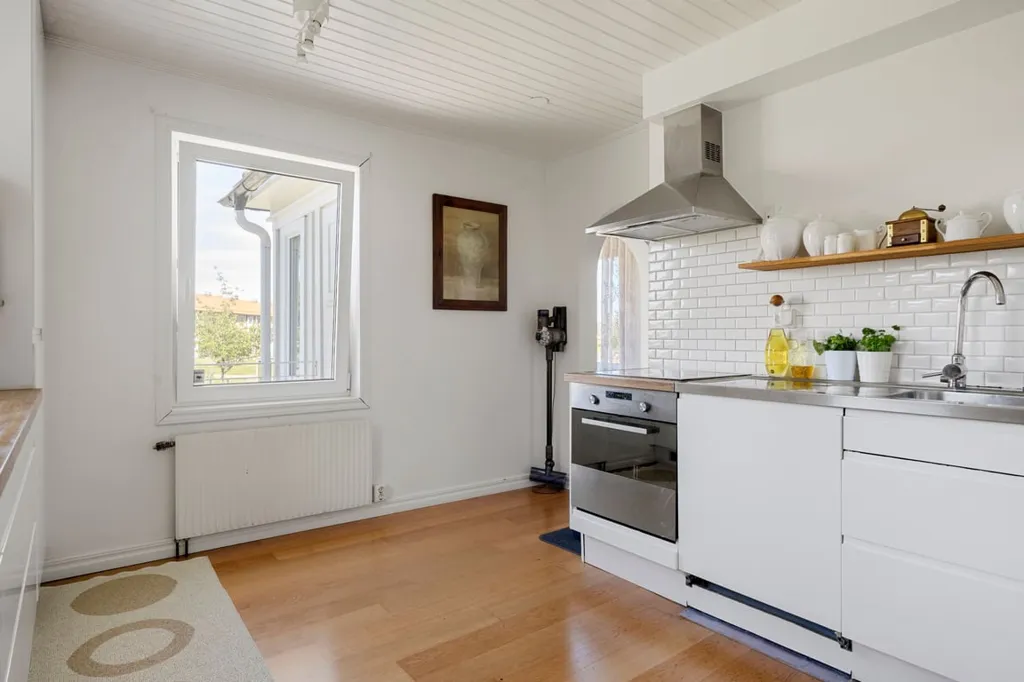 Cuisine - Modernised 1930s Villa with Garden in Central Kungälv
