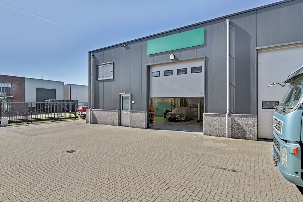 Garaaž - Commercial Unit with Secure Outdoor Space in Strijen